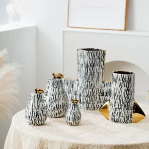 Luxury ceramic vase ornaments for living room flower arrangements, showroom decorations, and high-end dining table decorations for home furnishings.